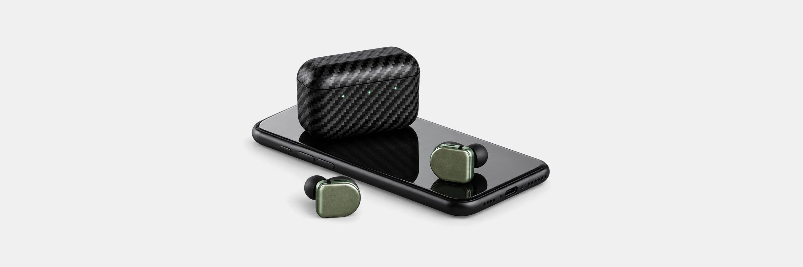 E8 Sport earbuds og kevlar-etui på en telefon